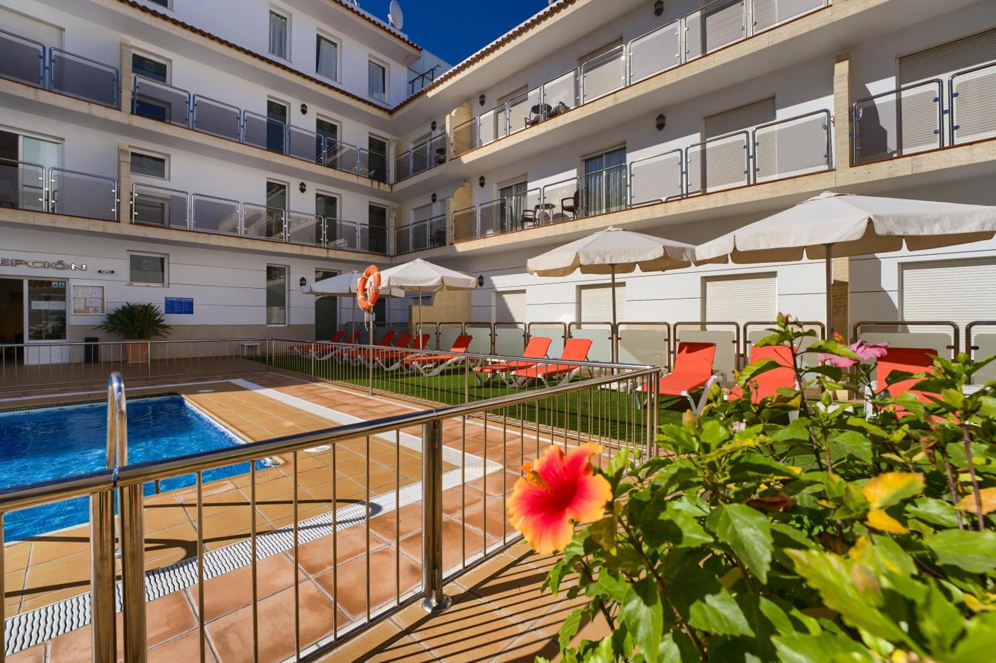 Hotel Apartamentos Loto Conil Conil De La Frontera Dış mekan fotoğraf