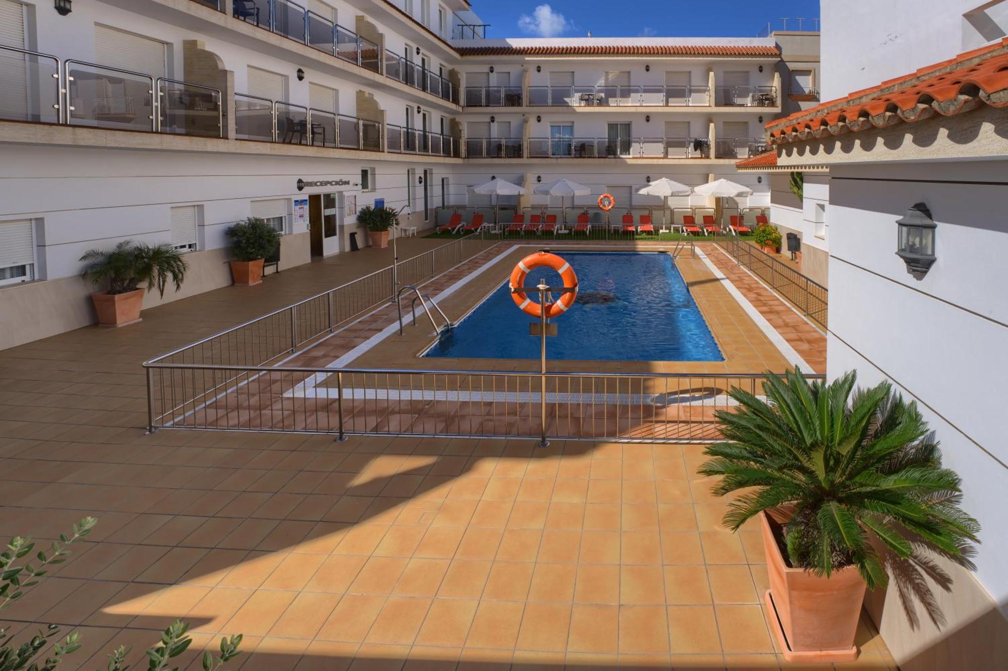Hotel Apartamentos Loto Conil Conil De La Frontera Dış mekan fotoğraf