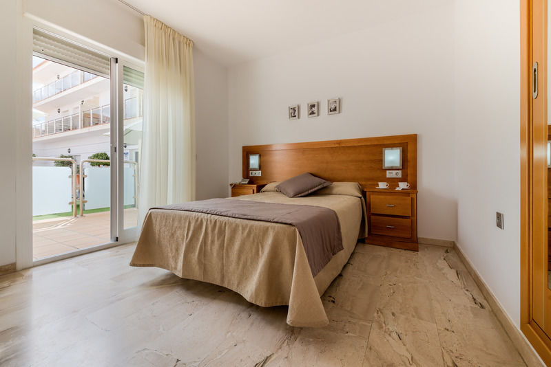Hotel Apartamentos Loto Conil Conil De La Frontera Dış mekan fotoğraf
