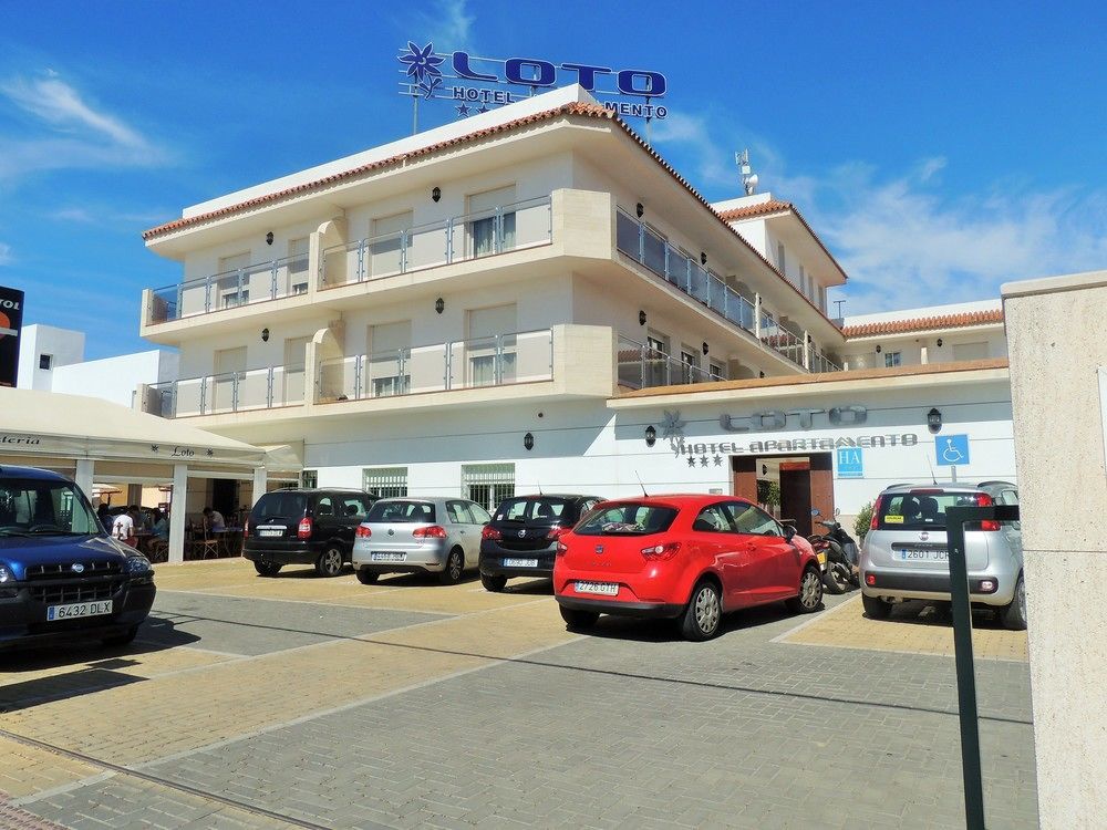 Hotel Apartamentos Loto Conil Conil De La Frontera Dış mekan fotoğraf